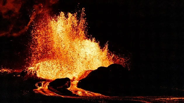 Eruption at Hawaiis Kilauea volcano sends lava shooting 1,000 feet in air
