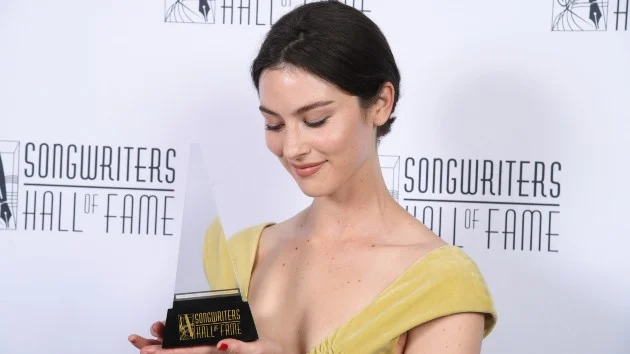 Remarkable Gracie Abrams receives prestigious Songwriters Hall of Fame Award at NYC gala