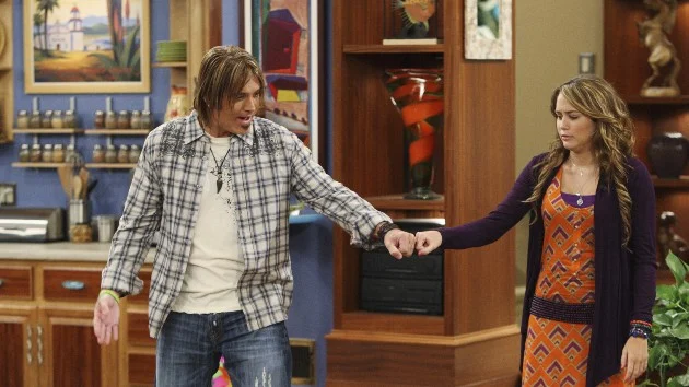 Miley Cyrus says dad Billy Ray Cyrus smoked pot on Hannah Montana set