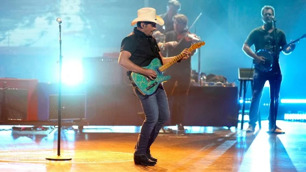 Brad Paisley will keep on truckin to Canada