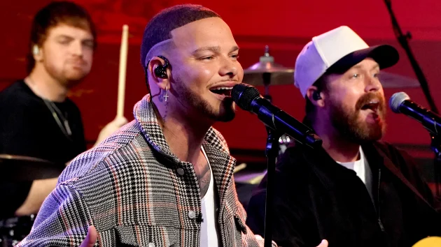 Kane Brown has 2 Pair in his hand — and on his feet — for summer