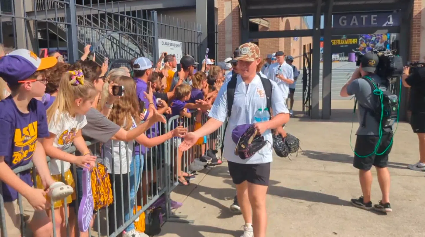 WATCH: LSU fans send the baseball team off to Omaha for the College World Series