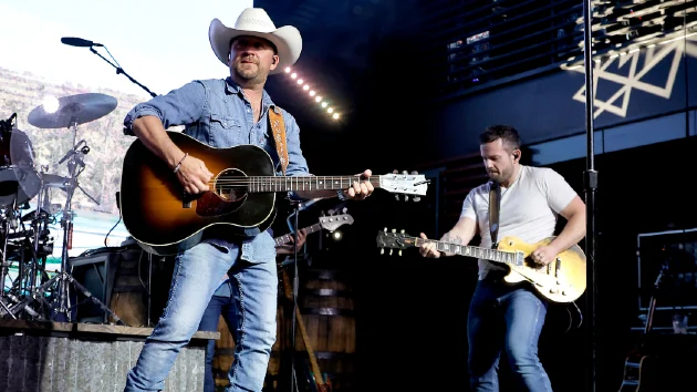 Loves country music, hates to fly: Justin Moore’s sky-high dilemma