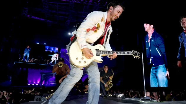 Multiple guests join Jonas Brothers at Fenway Park; Kevin Jonas debuts first-ever solo song