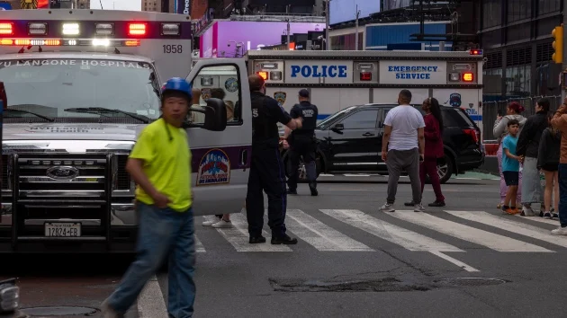 Suspect charged after leaving suspicious package in Times Square: Police
