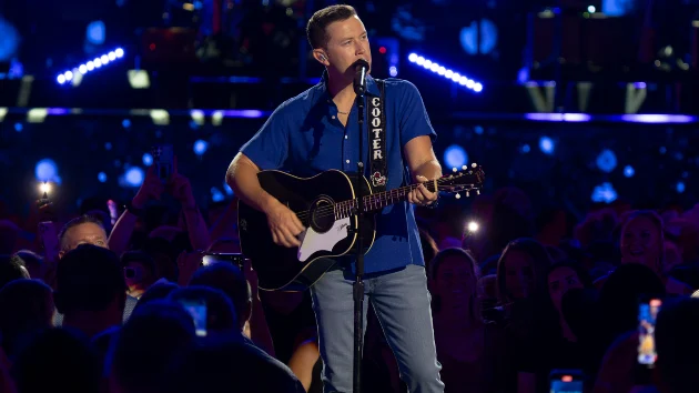 Scotty McCreery travels with his own personal ‘hype man,’ his son Avery