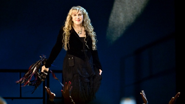 Stevie Nicks talks recovery from fractured shoulder during Brooklyn concert
