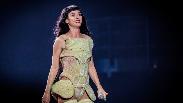 Katy Perry, Justin Trudeau pose for photo with former Japanese prime minister, wife